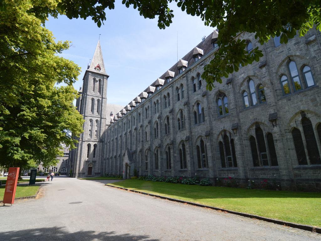 Hastiere-par-delaModern Mansion In Hasti Re Par Del With Pool别墅 外观 照片